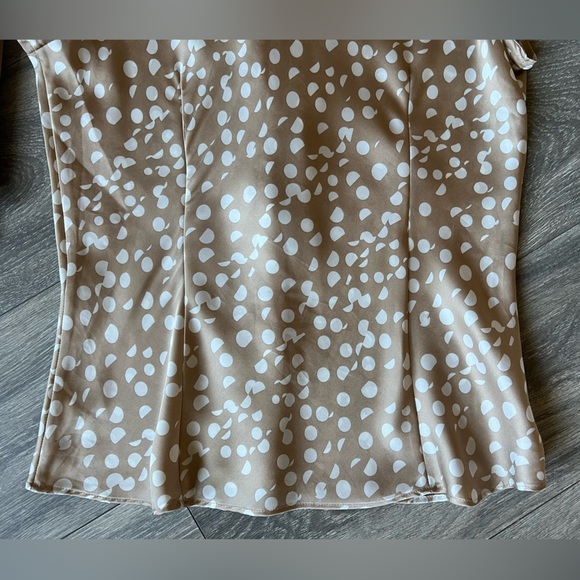 Sunny Leigh Tan and White Ruffle Blouse - Picture 7 of 8